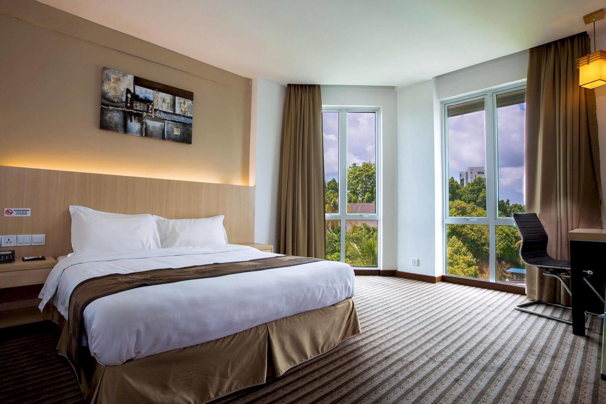 Dehome Boutique Hotel Kuching Zewnętrze zdjęcie