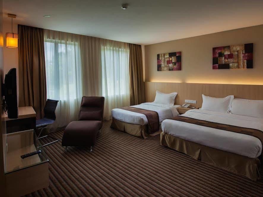 Dehome Boutique Hotel Kuching Zewnętrze zdjęcie