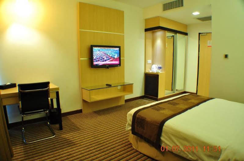 Dehome Boutique Hotel Kuching Zewnętrze zdjęcie